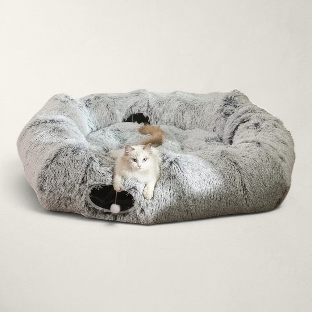 Tunnel et panier XXL Bofélin en fausse fourrure grise avec un chat blanc au centre et un pompon suspendu