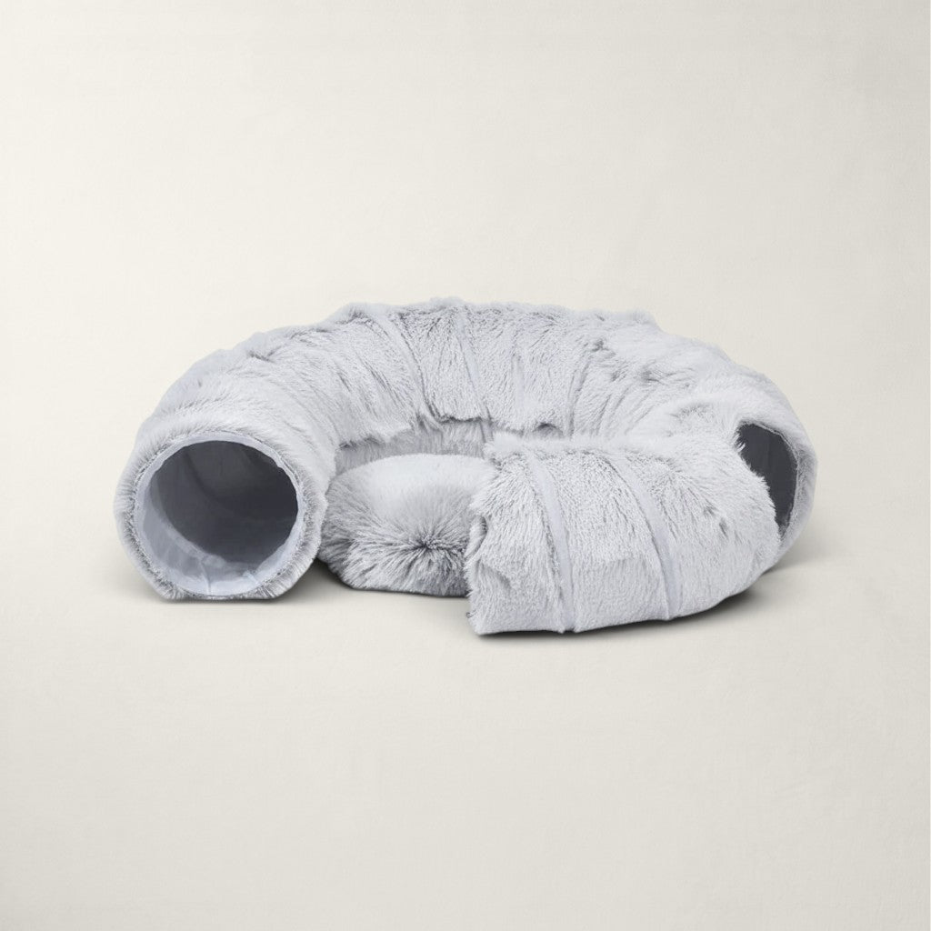 Tunnel et panier Bofélin 2 en 1 pour chat en fausse fourrure douce gris clair, forme donut pliable et moelleuse.