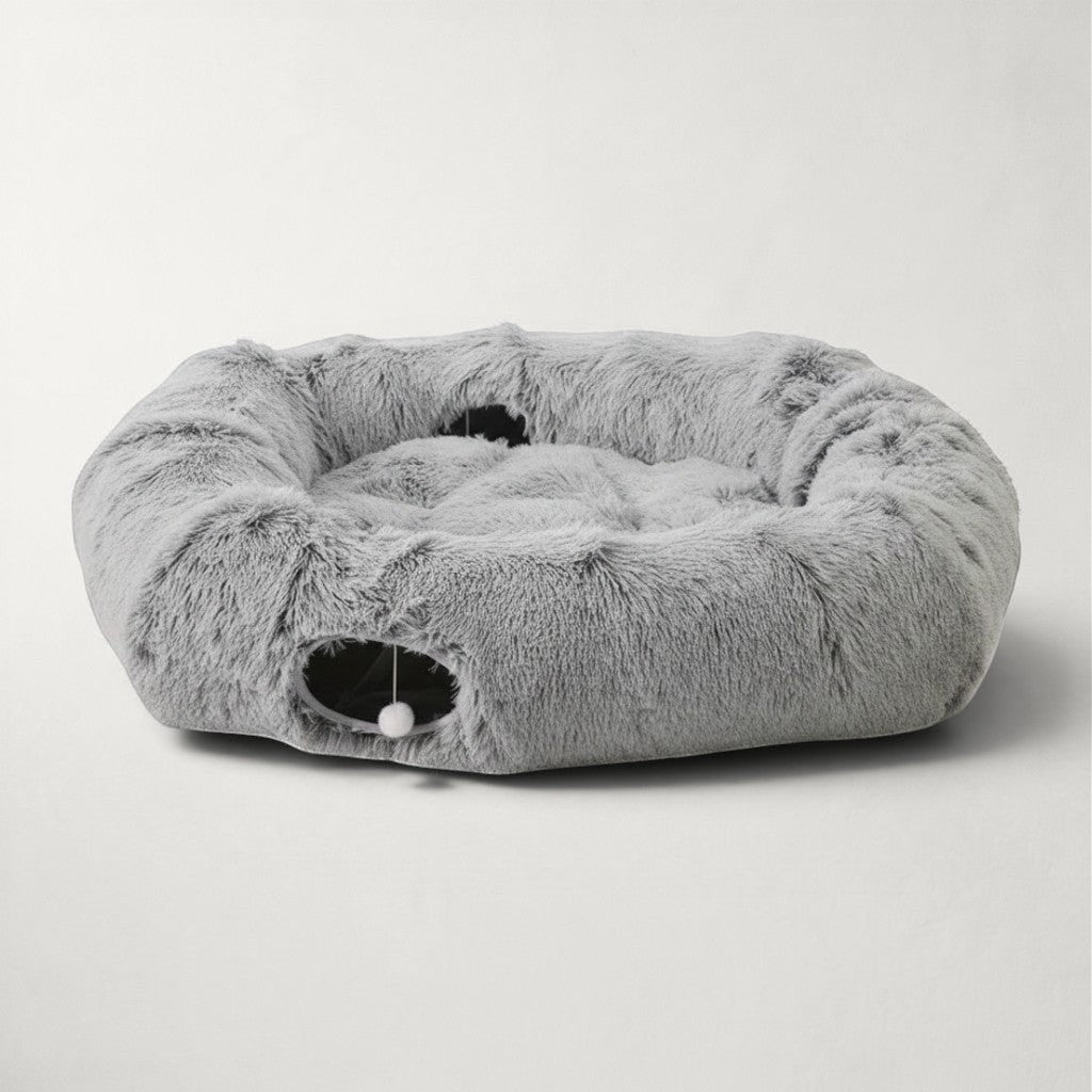 Panier tunnel XXL Bofélin gris en fausse fourrure shaggy avec couchage central moelleux et pompon suspendu