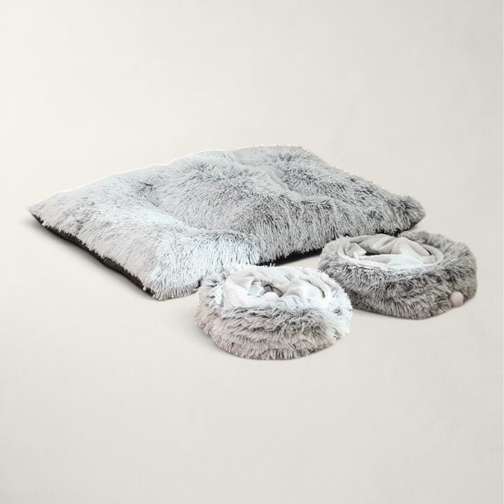 Ensemble de couchage Bofélin gris en fausse fourrure shaggy comprenant un grand tapis et deux paniers ronds pour chats