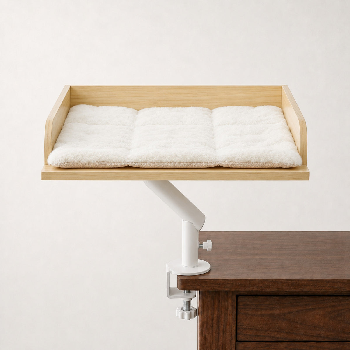Hamac de bureau Bristol pour chat en bois clair fixé au rebord d'une table, coussin moelleux – Bofélin
