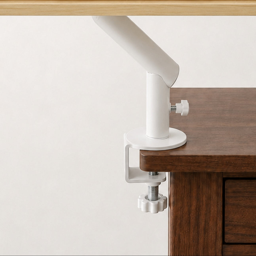 Gros plan sur la pince du hamac de bureau pour chat Bristol fixée au rebord d'une table – Bofélin