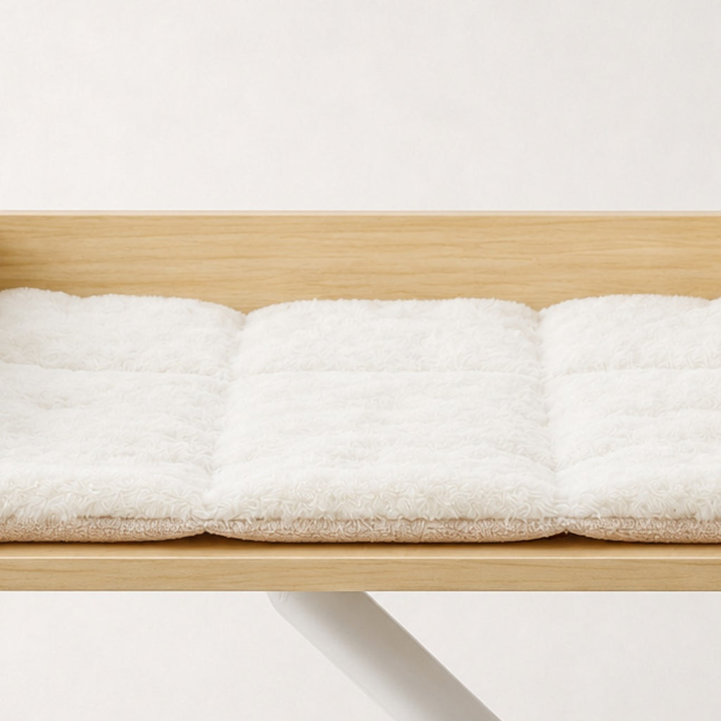 Vue rapprochée du coussin moelleux du hamac de bureau pour chat Bristol en bois – Bofélin