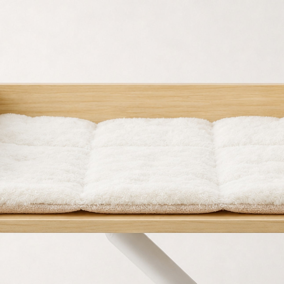 Vue rapprochée du coussin moelleux du hamac de bureau pour chat Bristol en bois – Bofélin