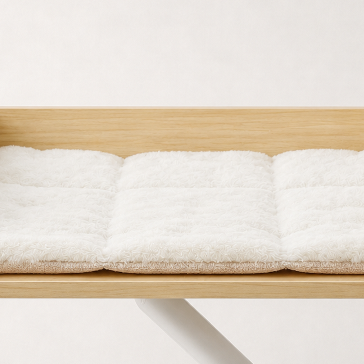 Vue rapprochée du coussin moelleux du hamac de bureau pour chat Bristol en bois – Bofélin Image
