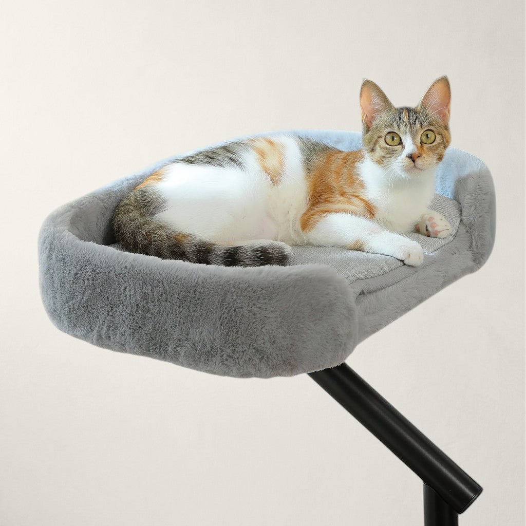 Chat tricolore allongé dans le hamac de bureau pivotant Oxford gris en fausse fourrure – Bofélin