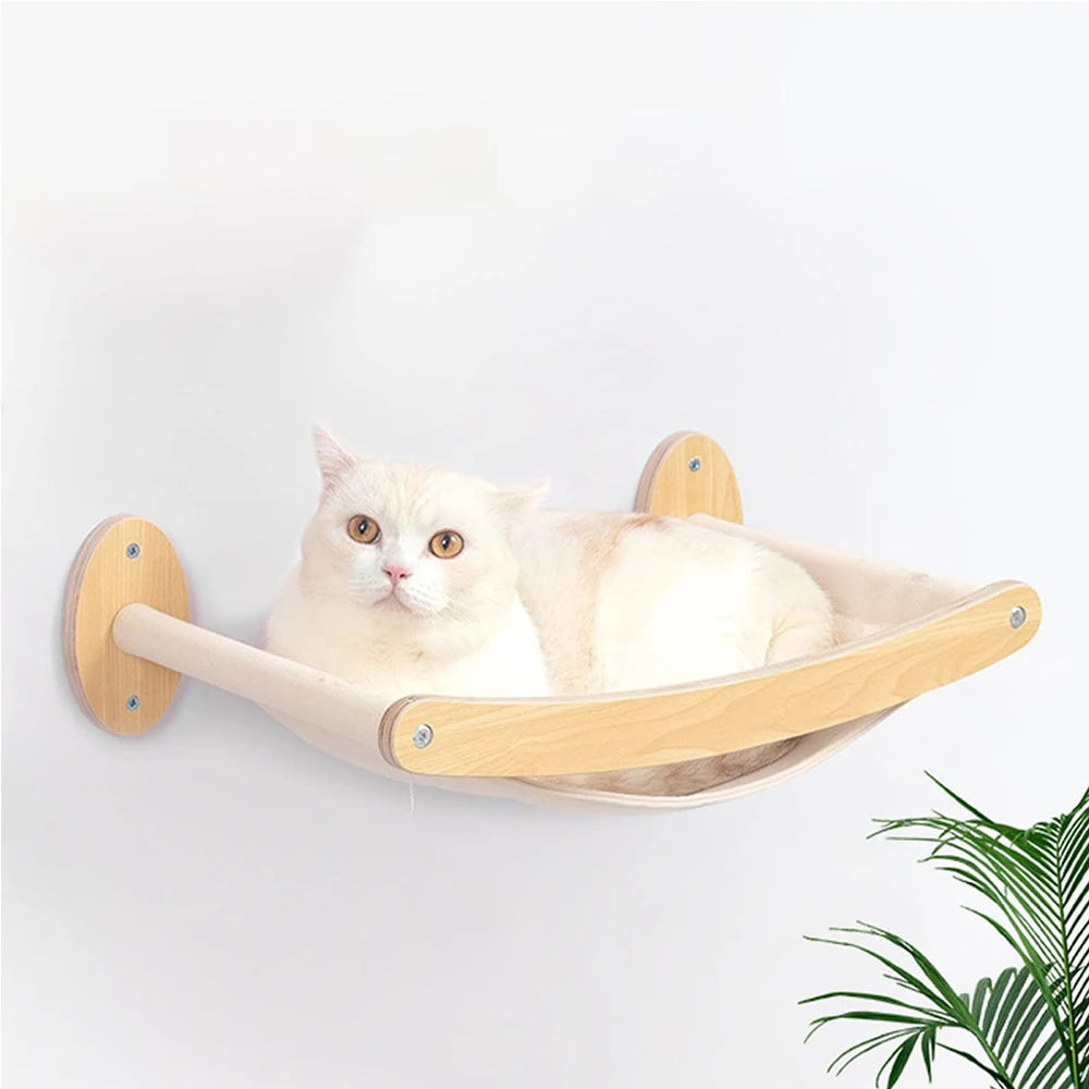 Chat blanc allongé dans le hamac mural Ravenne en bois fixé au mur – Bofélin Image