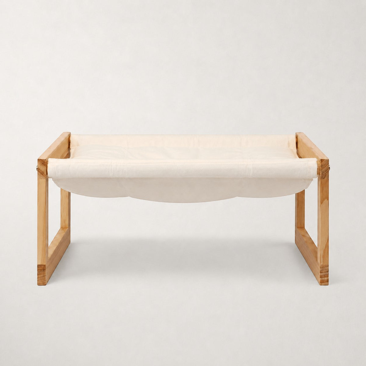 Hamac sur pied pour chat Lucerne, structure en bois et toile beige, vue de face – Bofélin