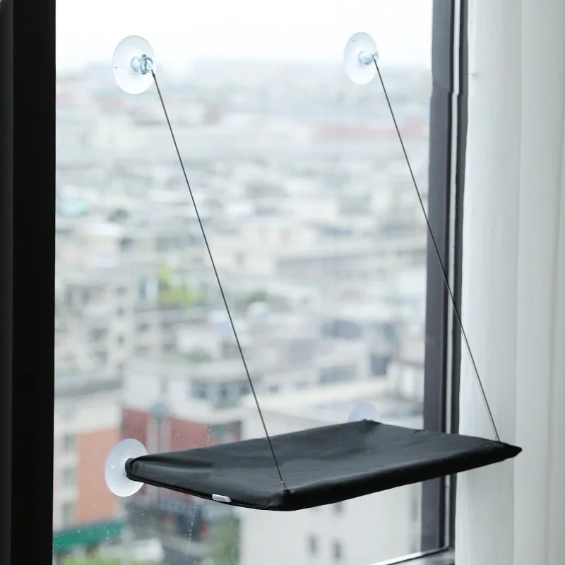 Hamac de fenêtre pour chat Capri noir fixé à une vitre vue ville – Bofélin