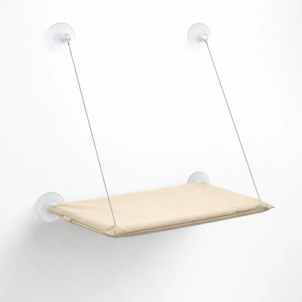 Hamac de fenêtre pour chat Capri beige fixé par quatre ventouses, vue de côté – Bofélin