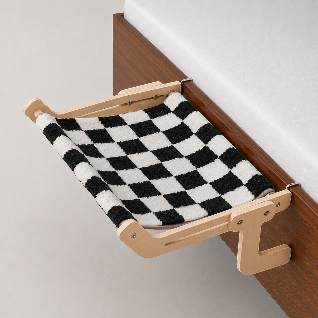 Hamac pour chat Verone à clips fixé sur lit, tissu damier noir et blanc – Bofélin