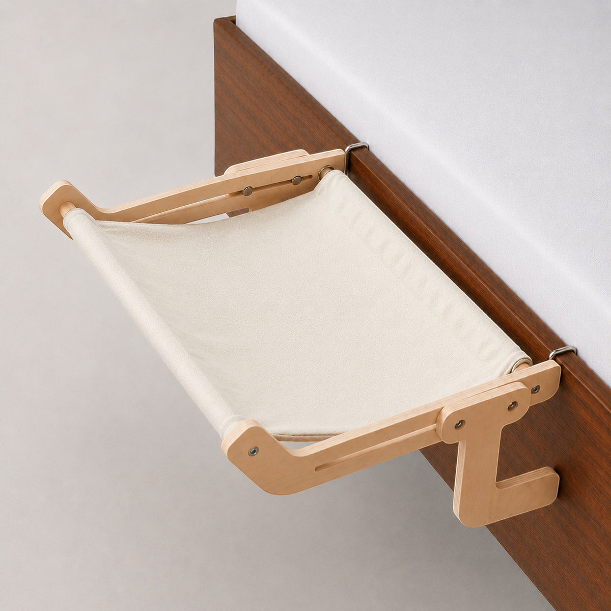 Hamac pour chat Verone à clips en bois et toile écrue fixé sur un lit – Bofélin