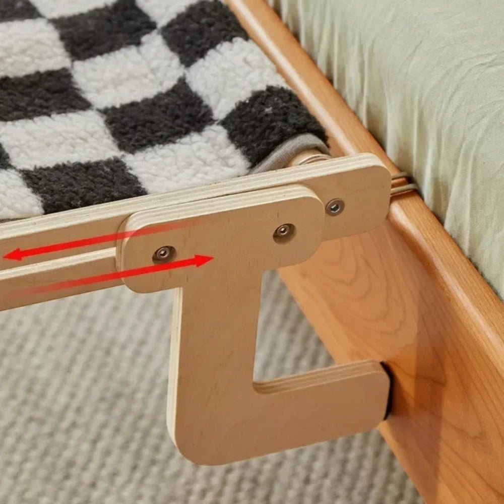 Gros plan sur le clip ajustable en bois du hamac pour chat Verone – Bofélin