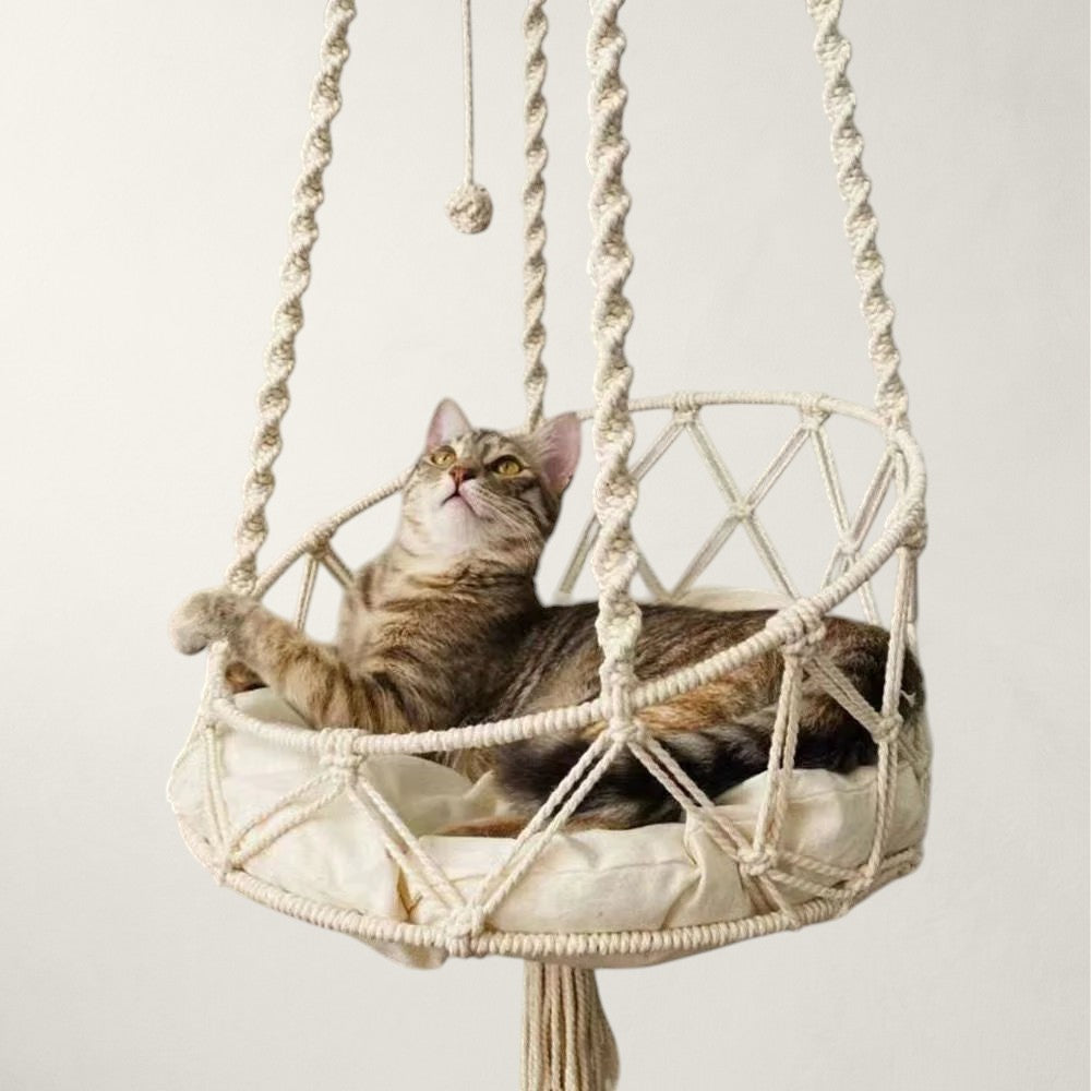 Chat tigré allongé dans le hamac suspendu Ibiza en macramé bohème, fixé au mur – Bofélin