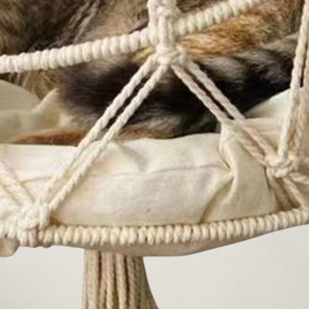 Gros plan du fond et des franges du hamac suspendu pour chat Ibiza en macramé, chat dedans – Bofélin