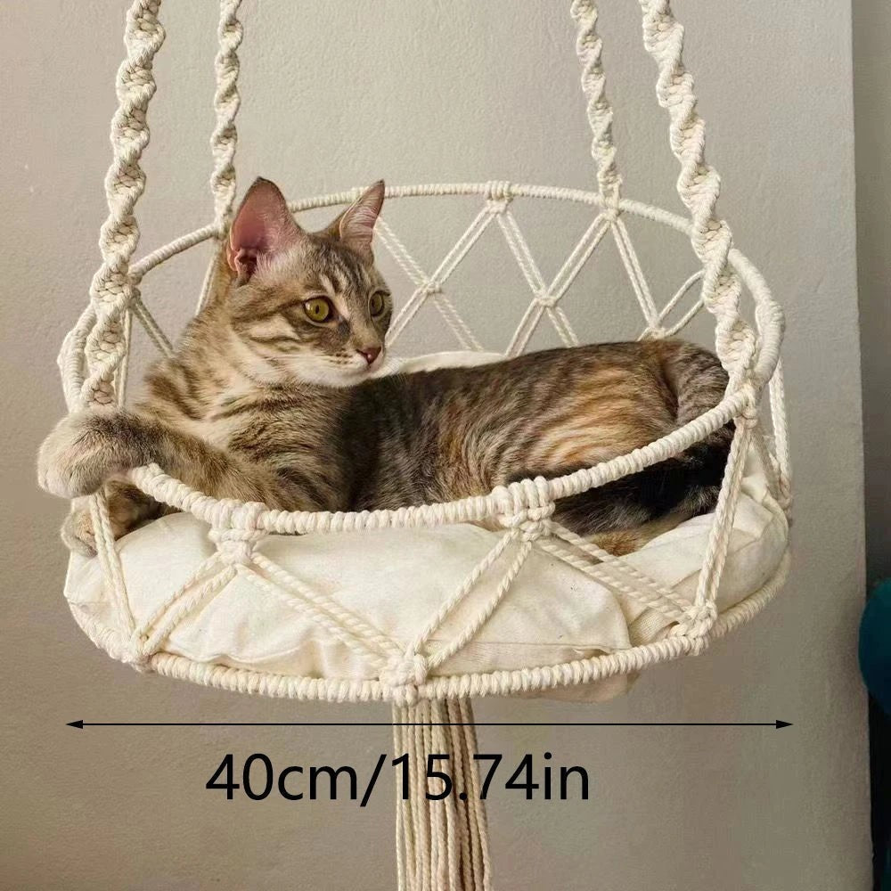 Hamac suspendu pour chat Ibiza en macramé, largeur 40 cm, chat tigré allongé à l'intérieur – Bofélin