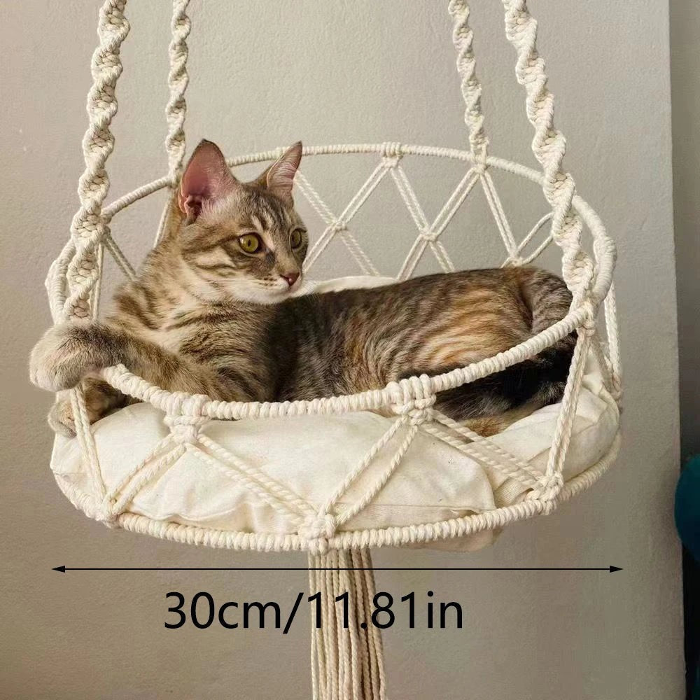 Hamac suspendu pour chat Ibiza en macramé, hauteur 30 cm, chat tigré installé dedans – Bofélin
