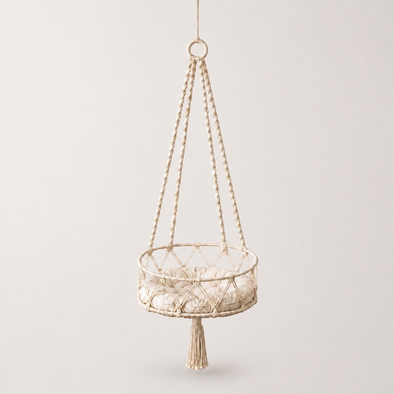 Hamac suspendu pour chat Ibiza en macramé bohème crème, suspendu, vue d'ensemble – Bofélin Image