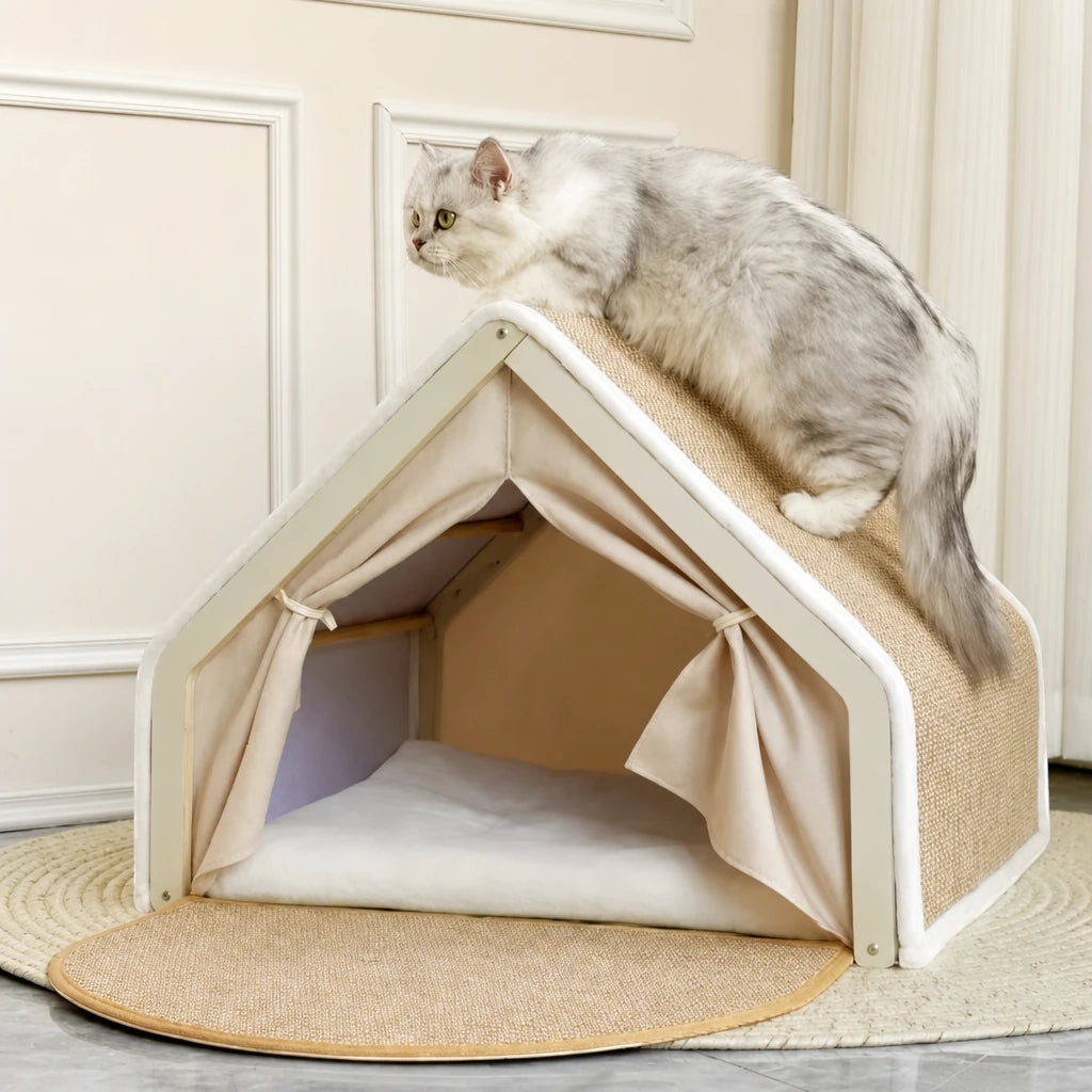 Chat gris sur le toit en sisal de la niche tente Tolède Bofélin en bois et toile beige