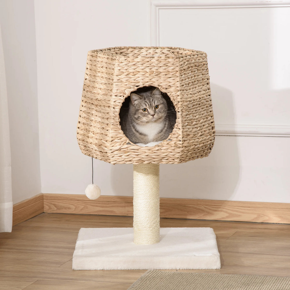 Petit arbre à chat scandinave