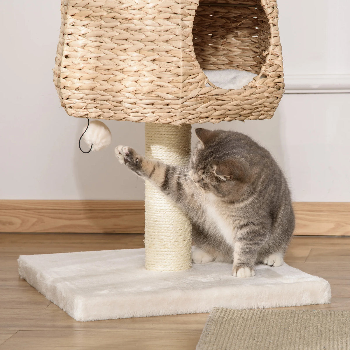 Petit arbre à chat scandinave