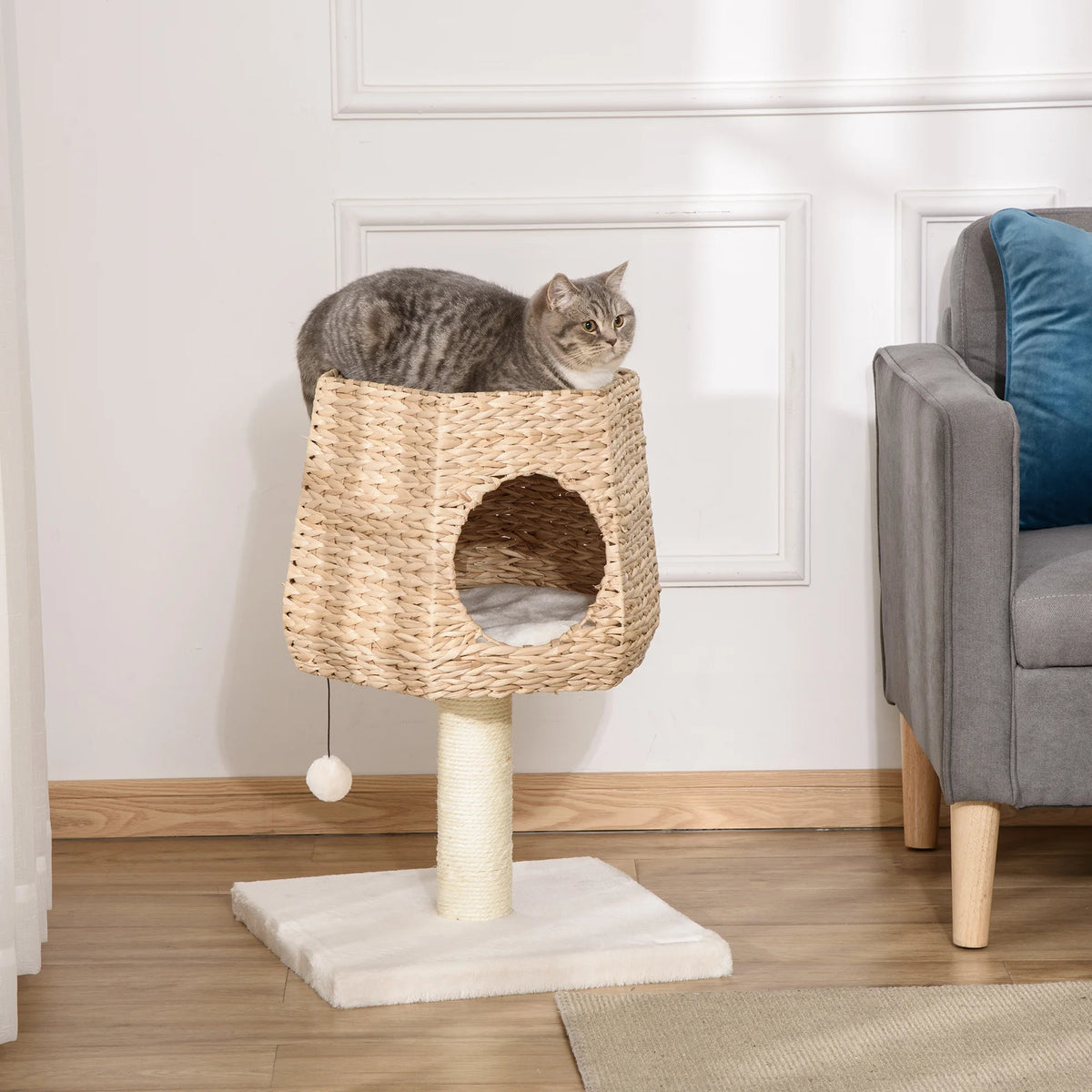 Petit arbre à chat scandinave